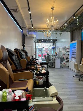 Nails spa bar-Cần sang tiệm gấp
